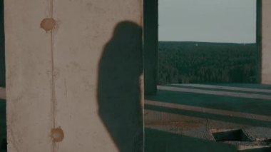 Koruyucu kıyafetli, gaz maskeli, silahlı bir adam döndü ve nişan aldı..