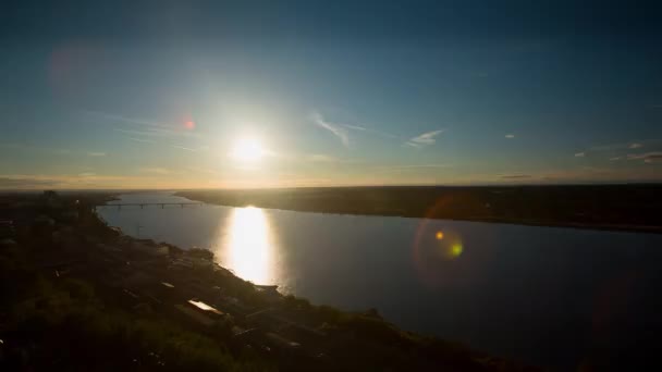 Tijdsverloop van de zonsondergang met uitzicht op de rivier de Kama en de Kama-brug. — Stockvideo