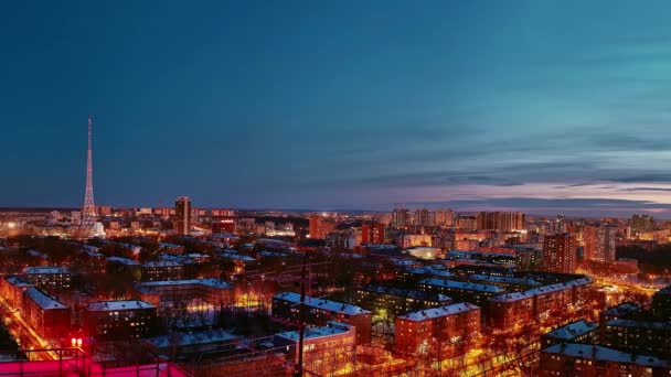 Vista de la ciudad nevada de la noche, Perm panorama desde el techo contra el telón de fondo de la puesta del sol. — Vídeos de Stock