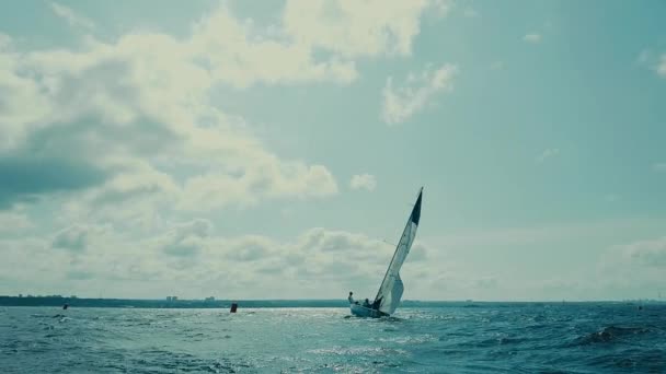 Segelbåt rör sig längs havsytan mot bakgrund av klar ljus himmel. — Stockvideo