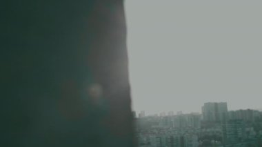 Gaz maskeli, koruyucu giysili, silahlı bir adam....