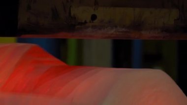 Mekanik tesiste metal koğuşlara yakın çekim. titanyum ürünleri.