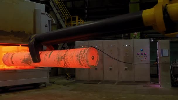 Proceso de excavación de metal en blanco rojo caliente del horno en la planta mecánica. — Vídeo de stock