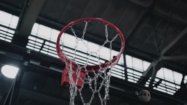 Metal ağlı kırmızı basketbol potası. — Stok video