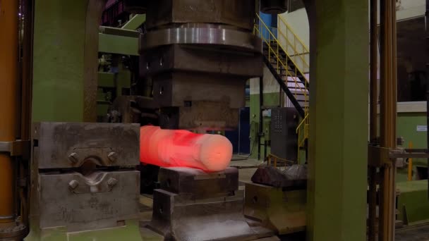 Кування сталевих металевих гарячих труб під пресом, пресування заготовки на механічному заводі . — стокове відео