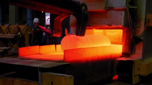 机械厂加热炉金属热管的开挖. — 图库视频影像