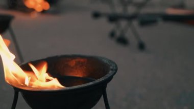 Kasedeki yağ yanıyor. Ateş gösterisi için kasede ateş.