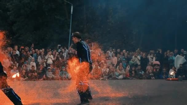 Actors of the fire show perform a trick with hot coals, sparks fly in the wind. — Stock Video