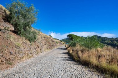 Santo Anto 'da manzara Estrada da Corda - Çakıl taşı yolu ve dağ manzarası
