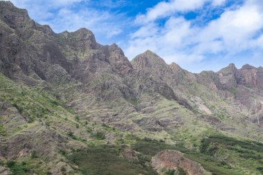 Santo Anto 'nun görkemli volkanik dağları: dramatik bir ada manzarası