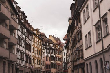 Nuremberg, Almanya-17 Mart 2020, Nuremberg 'deki tarihi şehir merkezinde yarım keresteli binalar.