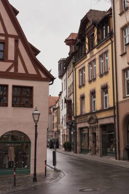 Nuremberg, Almanya-17 Mart 2020, Nuremberg 'deki tarihi şehir merkezinde yarım keresteli binalar.