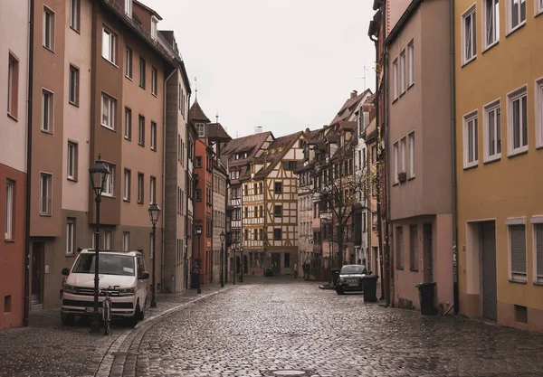 Nuremberg, Almanya-17 Mart 2020, Nuremberg 'deki tarihi şehir merkezinde yarım keresteli binalar.