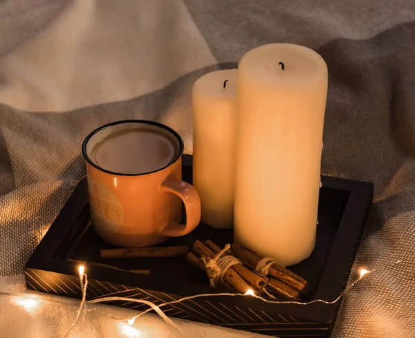 Zimt Eine Tasse Kaffee Und Kerzen Auf Einem Tablett Abend — Stockfoto