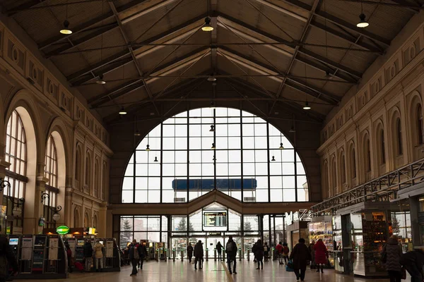Saint Petersburg, Rusya - 1 Kasım 2020, Baltık tren istasyonu, kalabalık