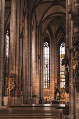 Nuremberg, Almanya - 13 Mart 2020, St. Lorenz Kilisesi, eski bir katolik katedralinde Gotik iç mekanlar, büyük vitraylı gotik pencereler