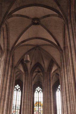 Nuremberg, Almanya - 13 Mart 2020, St. Lorenz Kilisesi, eski bir katolik katedralinde Gotik iç mekanlar, büyük vitraylı gotik pencereler
