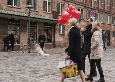 Nuremberg, Almanya-17 Mart 2020, şehrin tarihi turizm merkezinde bir kalabalık.