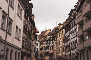 Nuremberg, Almanya-17 Mart 2020, Nuremberg 'deki tarihi şehir merkezinde yarım keresteli binalar.