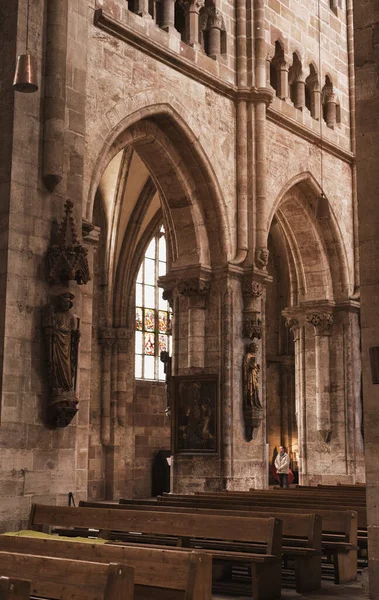 Nuremberg, Almanya - 13 Mart 2020, St. Lorenz Kilisesi, eski bir katolik katedralinde Gotik iç mekanlar, büyük vitraylı gotik pencereler