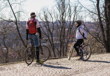 Prag, Çek Cumhuriyeti - 8 Mart 2021 Spor insanları gün içinde parkta bisiklet sürüyor