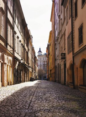 Prag, Çek Cumhuriyeti - 8 Mart 2021 Eski şehrin tarihi merkezinde orta çağ kaldırım taşı sokakları