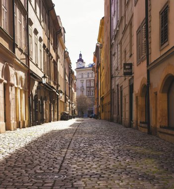 Prag, Çek Cumhuriyeti - 8 Mart 2021 Eski şehrin tarihi merkezinde orta çağ kaldırım taşı sokakları