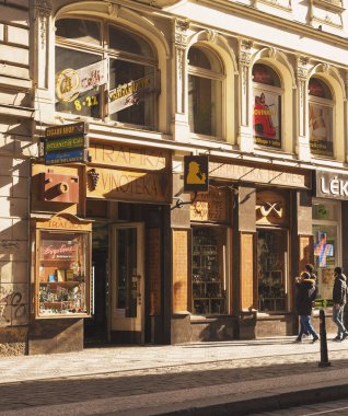 Prag, Çek Cumhuriyeti - 8 Mart 2021 Eski şehrin tarihi merkezinde orta çağ kaldırım taşı sokakları