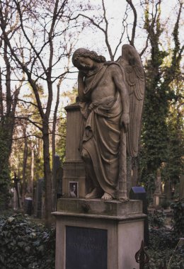 Prag, Çek Cumhuriyeti - 8 Mart 2021 Prag 'daki eski Olsany mezarlığı, güzel taş mezar taşları ve heykeller