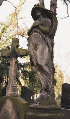 Prag, Çek Cumhuriyeti - 8 Mart 2021 Prag 'daki eski Olsany mezarlığı, güzel taş mezar taşları ve heykeller