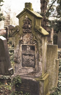 Prag, Çek Cumhuriyeti - 8 Mart 2021 Prag 'daki eski Olsany mezarlığı, güzel taş mezar taşları ve heykeller