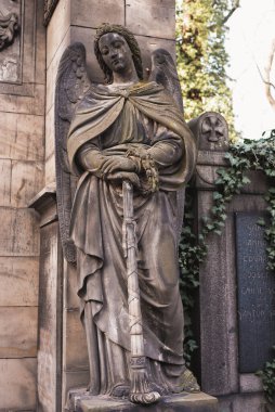 Prag, Çek Cumhuriyeti - 8 Mart 2021 Prag 'daki eski Olsany mezarlığı, güzel taş mezar taşları ve heykeller