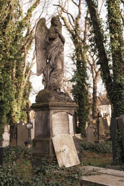 Prag, Çek Cumhuriyeti - 8 Mart 2021 Prag 'daki eski Olsany mezarlığı, güzel taş mezar taşları ve heykeller