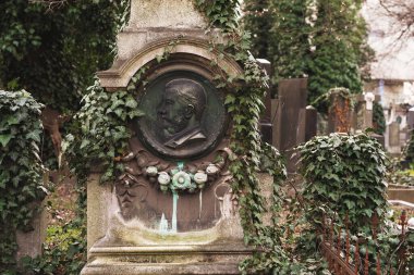 Prag, Çek Cumhuriyeti - 8 Mart 2021 Prag 'daki eski Olsany mezarlığı, güzel taş mezar taşları ve heykeller