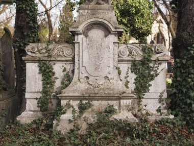 Prag, Çek Cumhuriyeti - 8 Mart 2021 Prag 'daki eski Olsany mezarlığı, güzel taş mezar taşları ve heykeller