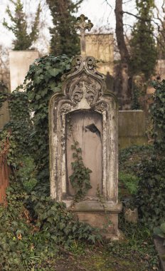 Prag, Çek Cumhuriyeti - 8 Mart 2021 Prag 'daki eski Olsany mezarlığı, güzel taş mezar taşları ve heykeller