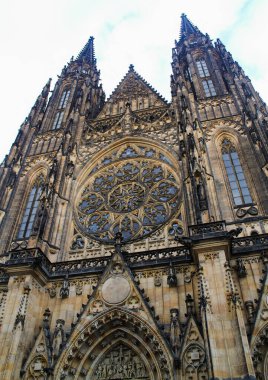 Prag, Çek Cumhuriyeti - 8 Mart 2021 St. Vitus Katedrali, ana cephe, Gotik tarzda Katolik katedrali