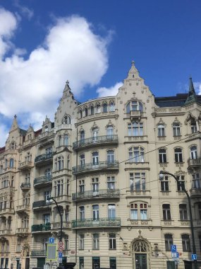 Prag, Çek Cumhuriyeti - 1 Ağustos 2020, Prag 'ın turizm merkezi Art Nouveau stilinde tarihi binalar