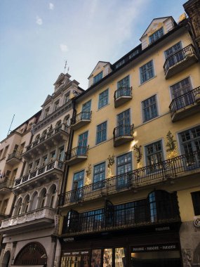 Karlovy Vary, Çek Cumhuriyeti - 8 Mart 2021 Karlovy Vary 'nin tarihi merkezinde eski mimari