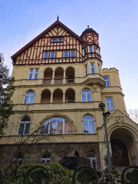 Karlovy Vary, Çek Cumhuriyeti - 8 Mart 2021 Karlovy Vary, bireysel konut, villa, daire, kulübe