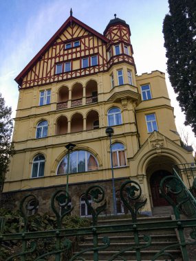 Karlovy Vary, Çek Cumhuriyeti - 8 Mart 2021 Karlovy Vary, bireysel konut, villa, daire, kulübe