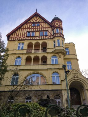 Karlovy Vary, Çek Cumhuriyeti - 8 Mart 2021 Karlovy Vary, bireysel konut, villa, daire, kulübe
