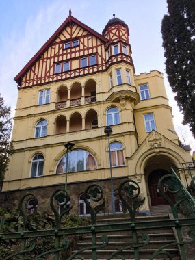 Karlovy Vary, Çek Cumhuriyeti - 8 Mart 2021 Karlovy Vary, bireysel konut, villa, daire, kulübe