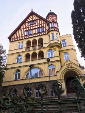 Karlovy Vary, Çek Cumhuriyeti - 8 Mart 2021 Karlovy Vary, bireysel konut, villa, daire, kulübe
