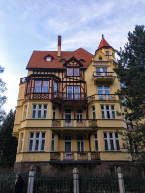 Karlovy Vary, Çek Cumhuriyeti - 8 Mart 2021 Karlovy Vary, bireysel konut, villa, daire, kulübe
