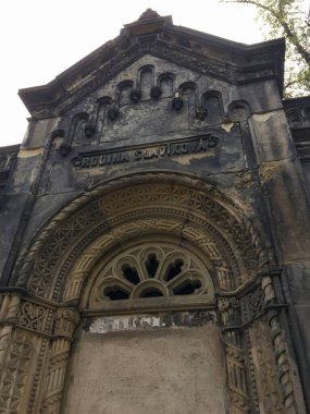 Prag, Çek Cumhuriyeti - 8 Mart 2021 Prag 'daki eski Olsany mezarlığı, güzel taş mezar taşları ve heykeller