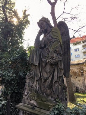 Prag, Çek Cumhuriyeti - 8 Mart 2021 Prag 'daki eski Olsany mezarlığı, güzel taş mezar taşları ve heykeller