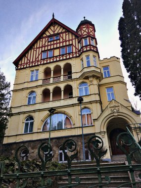 Karlovy Vary, Çek Cumhuriyeti - 8 Mart 2021 Karlovy Vary 'deki lüks vintage konak, bireysel konut, villa, apartman, kulübe