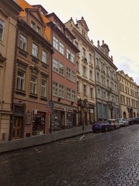 Prag, Çek Cumhuriyeti - 8 Mart 2021 Eski şehrin tarihi merkezinde orta çağ kaldırım taşı sokakları