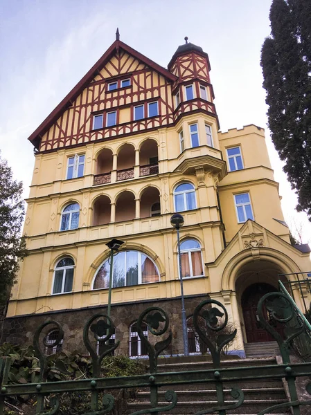 Karlovy Vary, Çek Cumhuriyeti - 8 Mart 2021 Karlovy Vary, bireysel konut, villa, daire, kulübe